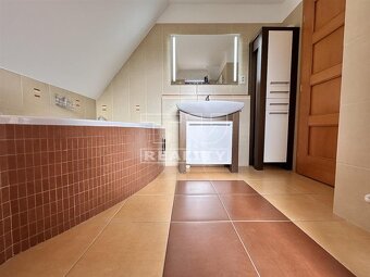 EXKLUZÍVNY RODINNÝ DOM, 140m2, POZEMOK O VÝMERE 781m2, RAJEC - 10