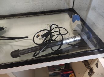 Robustná skrinka s akváriom a príslušenstvom... - 10