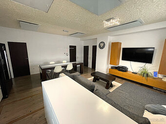 Kompletne zrekonštruovaný rodinný dom s bazénom - 10