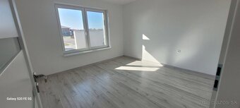 Nadštandardná novostavba 4 izbový bungalov hneď k nasťahovan - 10