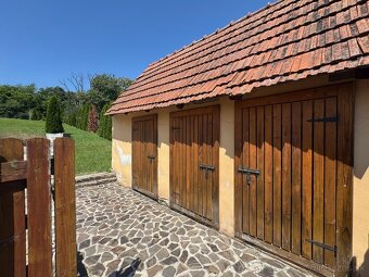 Veľký RD s bazénom v obci Petrova Ves - 2 samostatné bývania - 10