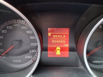 Predám Mitsubishi Outlander 2.0 DI-D,7miestny,čierna metalíz - 10