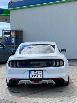 Ford Mustang biely - 10