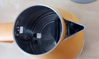 Rýchlovarná konvica De'Longhi KBOC 2001.Y v žltej farbe - 10