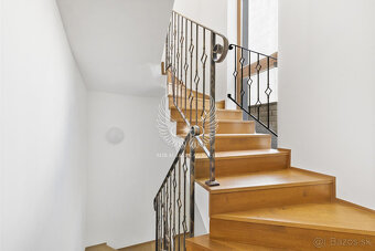 NOVOZREKONŠTRUOVANÝ 3PODLAŽNÝ ROD. DOM SO ZÁHRADOU POD LESOM - 10