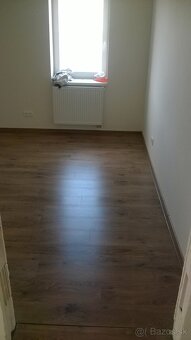 Montáž oblozkových zárubni a pokladka podlahy - 10