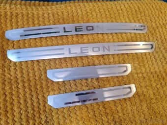 Prahové lišty SEAT s napisom LEON a napisom FR - 10