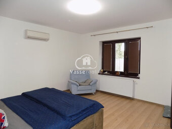 Dom s 2 apartmánmi a pozemkami na stavbu domu v Štúrove   . - 10