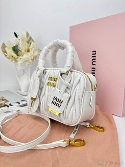 Luxusná biela kabelka Miu Miu so zlatým kovaním - 10