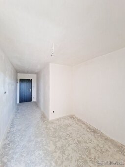 NOVOSTAVBA - PREDÁM 3 IZBOVÝ BYT S VEĽKOU LOGGIOU - 10