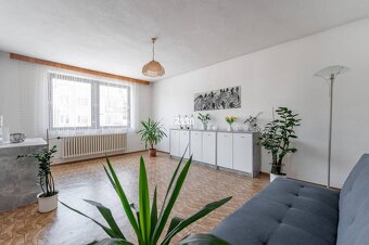 GYŇOV: Priestranný tehlový 6 izbový rodinný dom, pozemkok 6 - 10