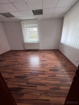 Ponukame na prenajom dom s garazou a halou. - 10