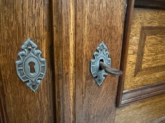 Starožitná šatní skříň - 10