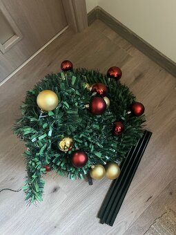 Vianočný stromček so svetelnou reťazou a guľami - 10