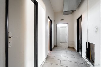 Ponúkame na predaj budovu pre obchod a služby na stanici - 10