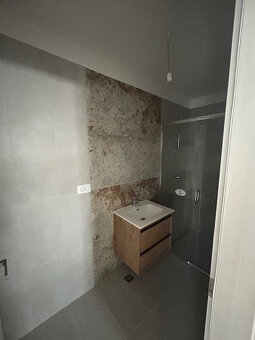 4 izb. Chorvátsko, Makarska, 122m2, terasa, p.2/3, 2x parkin - 10