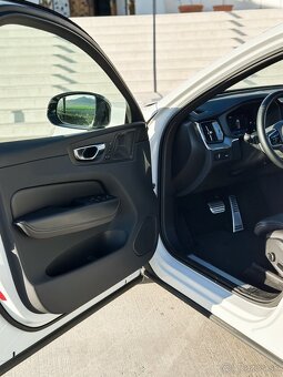 VOLVO XC60 B5 R-DESIGN - 10