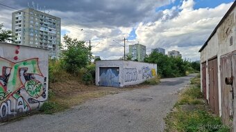 Predám suchú peknú veľkú garáž KE Juh Jarmočná ul. po rekonš - 10