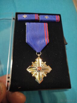 2 odznaky Padakovi specialisti a 2 odznaky za vernosť - 10