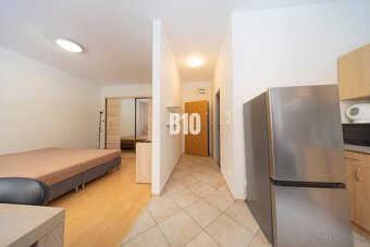 NA PREDAJ: Administratívna budova s pozemkom – Mesačná ul., - 10