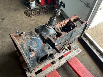 Predám zadné časti traktora zetor major 6911-7745 - 10