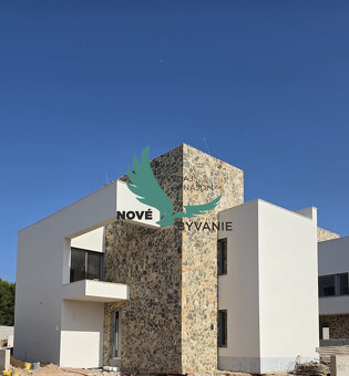 LUXUS NA DOSAH MORA - EXLUZÍVNE VILA V REZIDENCII NA OSTROVE - 10