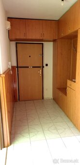 Predám veľký 3 izbový byt s balkónom v Leviciach - 10