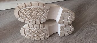 Kremove leskle cizmy velkost 39 Steve Madden - 10