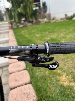 Predám zjazdový bicykel Commencal supreme V4 DH Race - 10