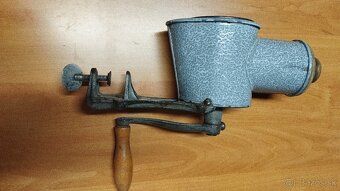 Velmi starý krásný velký mlýnek na strouhanku IDA se smaltem - 10