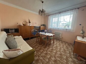 Starší zachovalý rodinný dom v tichej ulici v obci Hájske - 10