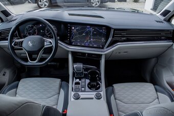 Volkswagen Touareg 3.0 V6 ELEGANCE / ZÁRUKA / AJ NA SPLÁTKY - 10