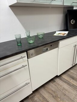 Svetlá dizajnová kuchyňa SIMBA - 10