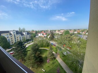 Moderne riešený byt s veľkou loggiou - 10