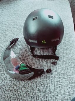 Predám Lyžiarska prilba so štítom - 10