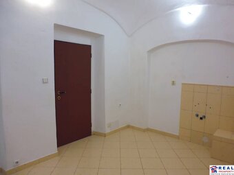 HLAVNÁ: 1.p.- 34,5 m2 - IDEÁLNE na KADERNÍCTVO - VOĽNÉ PRIES - 10