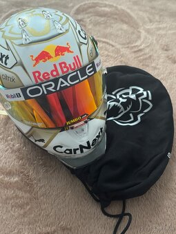 Max Verstappen 1:2 Schuberth replika prilby (Oracle Red Bull - 10