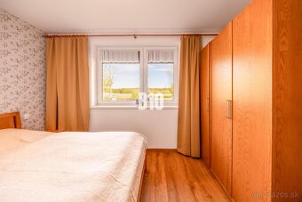 RODINNÝ DOM S ÚŽASNÝM SÚKROMÍM, VEĽKORYSÝM POZEMKOM A MODERN - 10