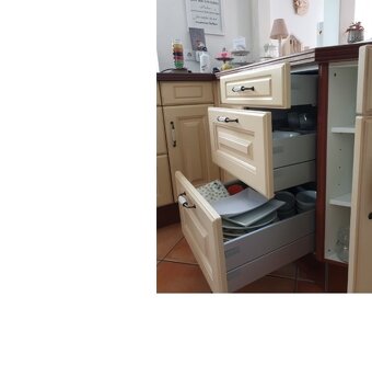 Moderná pekná kuchynská linka so spotrebičmi - 10