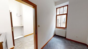 Na prenájom obchodný priestor s parkovaním v centre Trenčína - 10