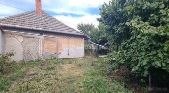 Dobré reality- široký pozemok 754m2 v pokojnej ulici v obce - 10