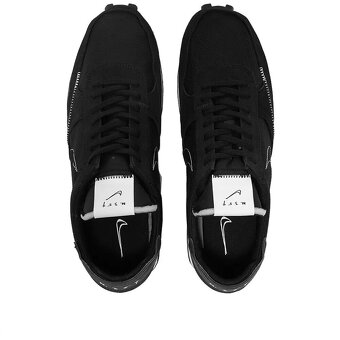 Lodicky Vanessa, Prada a tenisky Nike - 10