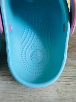 KRÁSNE ŠĽAPKY značky CROCS, PC 57 EUR - 10