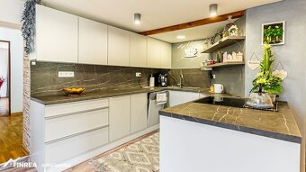 Priestranný 7 izbový rodinný dom s 640m2 pozemkom – Strečno - 10