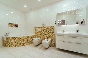 Moderný a priestranný 5 izbový dom s veľkým pozemkom - 10