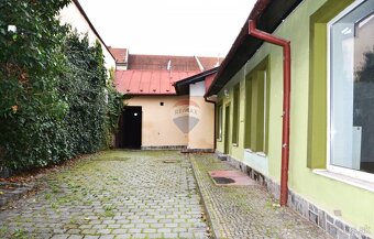 Na predaj jedinečná obchodná budova v meste Lučenec - 10