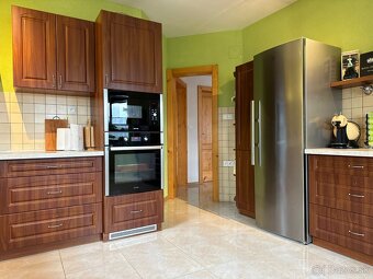 NA PREDAJ PRIESTRANNÝ RODINNÝ DOM - CHRENOVEC - 10