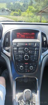 Opel Astra Sports Tourer (2011) - 10