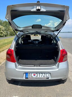 Toyota yaris 1.3 - 10