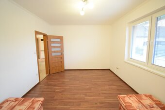 PRIESTRANNÝ BUNGALOV S GARÁŽOU NA PEKNOM ROŽNOM POZEMKU - 10